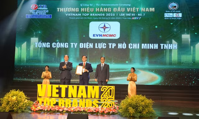EVNHCMC được vinh danh Top 10 Thương hiệu hàng đầu Việt Nam 2025