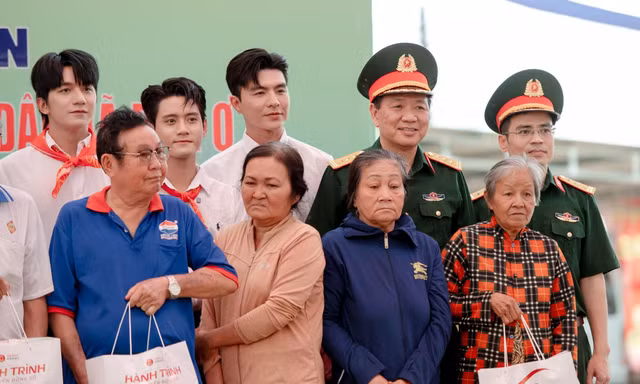 Hành trình Chuyển động số của Viettel Money hỗ trợ những gia đình vùng lũ dọc Việt Nam