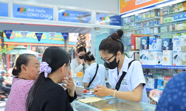 Long Châu tiếp tục mở đường đưa thuốc thế hệ mới từ Anh quốc về Việt Nam 