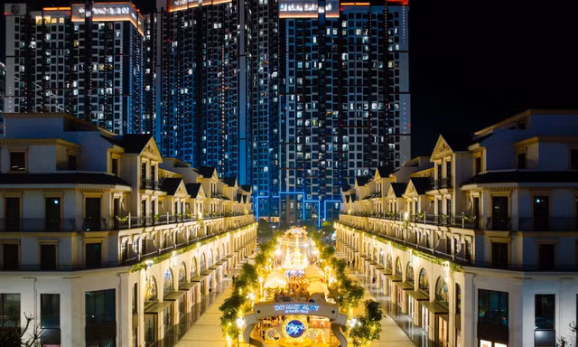 Hàng ngàn du khách hòa mình vào không khí lễ hội Giáng Sinh tại tâm điểm thương mại - dịch vụ - giải trí Malibu Walk 