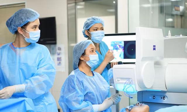 Bỏ kính cận: Quyết định nhỏ tạo nên khác biệt lớn của nhiều người trẻ