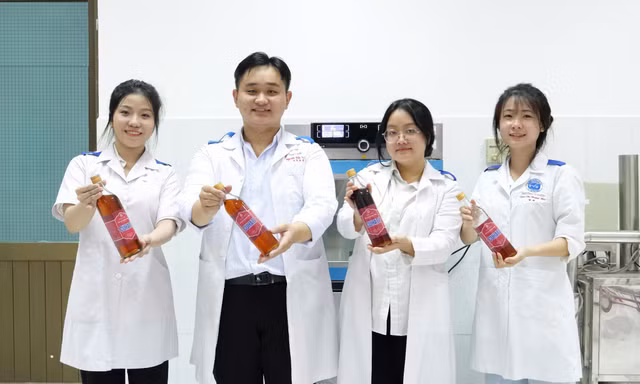 Sản phẩm nước mắm chay từ hành tím độc đáo của sinh viên