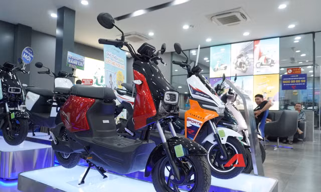Giải mã VinFast Amio S: Xe máy điện trang bị bàn đạp, không cần bằng lái, giá chỉ hơn 11 triệu đồng