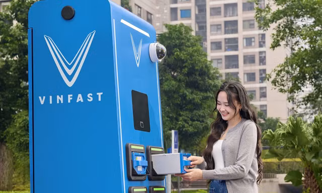 Chạy xe máy điện VinFast, người dùng thừa nhận: 'Cần nhanh đã có tủ đổi pin, cần yên tâm có hậu mãi 5 sao'