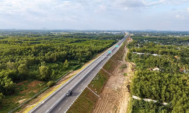 Cao tốc Quảng Ngãi - Hoài Nhơn hoàn thiện công tác vận hành, sẵn sàng phục vụ người dân về quê ăn Tết