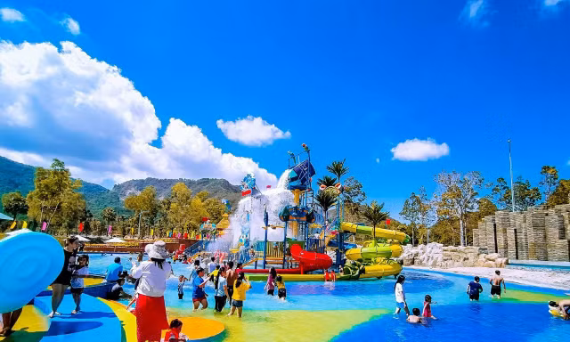 Thanh Long Water Park – Dải lụa xanh mát bên triền Núi Cấm