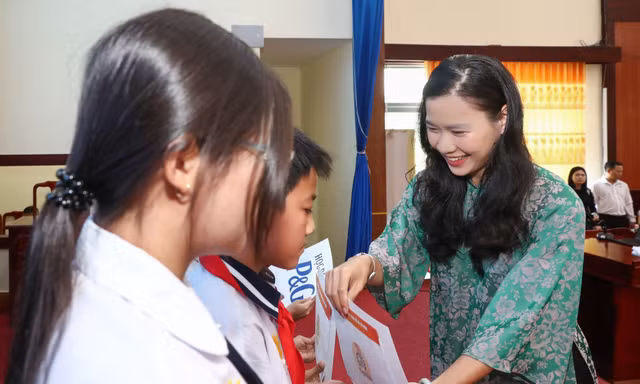 P&G Việt Nam trao tặng 150 suất học bổng cho tấm gương hiếu học ở TP.HCM