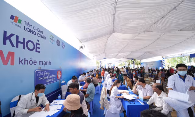 Long Châu tầm soát đột quỵ, phát thuốc miễn phí cho bà con khó khăn tỉnh Lâm Đồng 