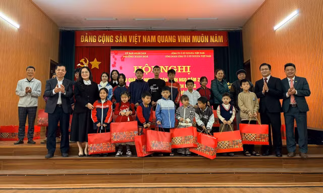 Ấm áp ngày cuối năm, Toyota trao quà Tết cho gia đình chính sách và có hoàn cảnh đặc biệt tại Phú Thọ 