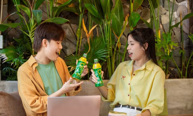 Một chai trà, triệu nhịp thở: Gen Z Việt tìm lại cân bằng giữa công việc và cuộc sống