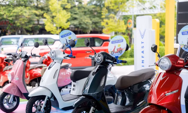 VinFast tung ưu đãi kép đầu năm: Mua xe máy điện, cơ hội rinh ô tô quốc dân