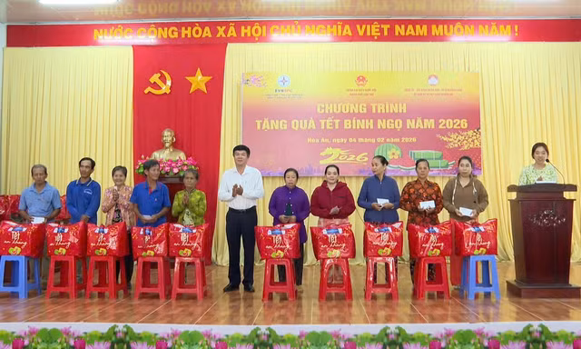 Điện lực Cần Thơ trao hàng trăm phần quà Tết cho hộ nghèo, cận nghèo