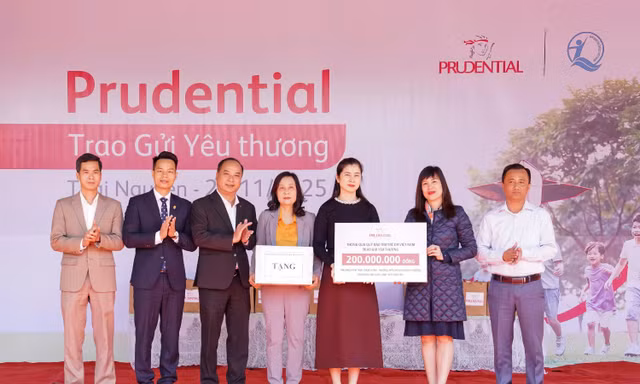 Prudential hỗ trợ những gia đình khó khăn, chịu ảnh hưởng bởi bão lũ tại các tỉnh thành miền Trung và miền Bắc