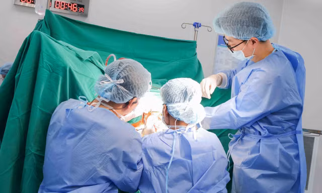 Bệnh nhân 69 tuổi thoát khỏi sa sinh dục phức tạp sau ca phẫu thuật tại Vinmec Cần Thơ