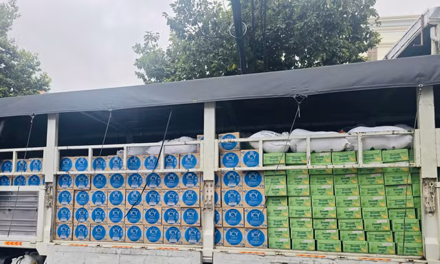 48 tấn sữa và nước uống của Vinamilk đến rốn lũ miền Trung và Tây Nguyên