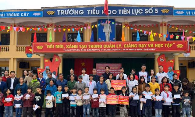 AIA Việt Nam sẻ chia cùng người dân vùng bị ảnh hưởng bão, lũ