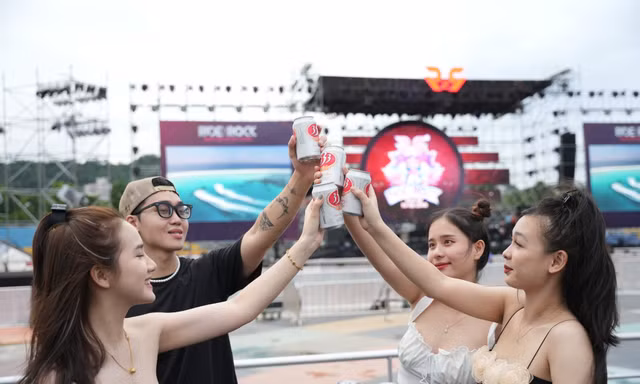 Bia nội địa vẫn được ưu ái trong bối cảnh tiêu dùng mới nhờ lợi thế thấu hiểu về văn hóa