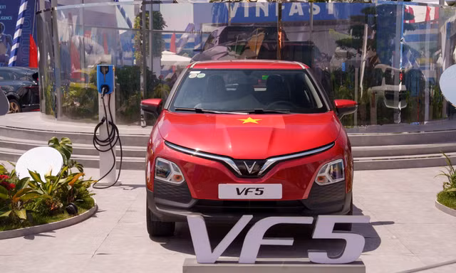 Giá lăn bánh tháng 11/2025 chưa tới 500 triệu đồng, VinFast VF 5 đang trở thành lựa chọn 'hời' nhất phân khúc A-SUV 