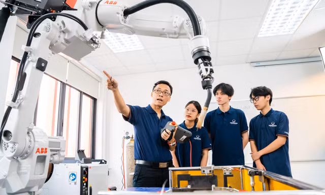 Từ một phép đo sai đến tư duy thực chiến: Lực đẩy vô hình bên trong các phòng Lab của Trường Kỹ thuật Phenikaa