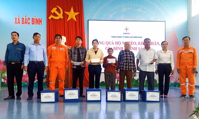 Điện lực Lâm Đồng trao 120 suất quà Tết cho hộ khó khăn