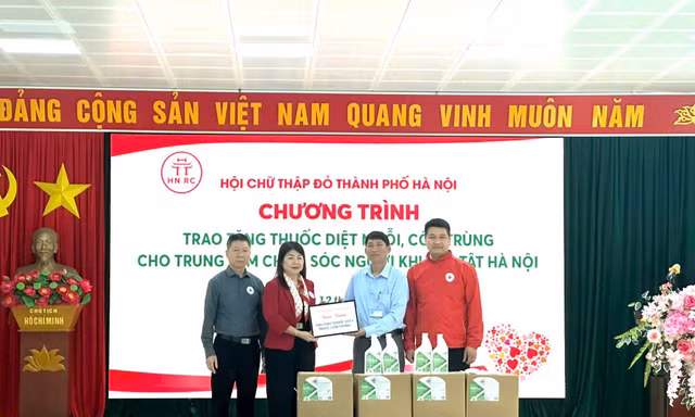 Trao tặng thuốc diệt muỗi cho Trung tâm Chăm sóc người khuyết tật Hà Nội