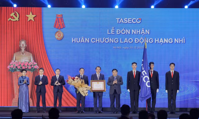 Taseco Group đón nhận Huân chương Lao động hạng Nhì nhân dịp kỷ niệm 20 năm thành lập