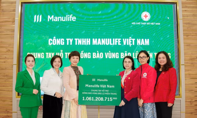 Manulife quyên góp hơn 1 tỷ đồng, hỗ trợ đồng bào miền Trung - Tây Nguyên khắc phục hậu quả sau đợt lũ lịch sử