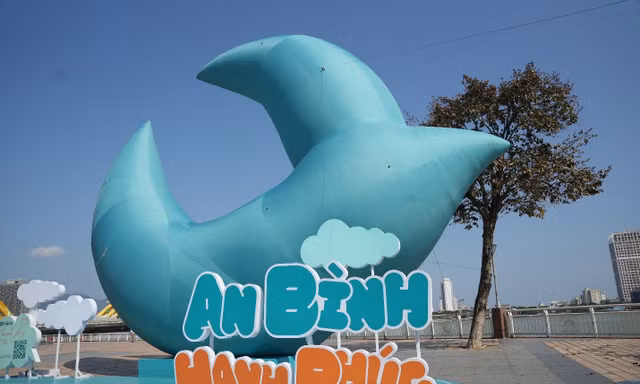 Chú chim xanh bất ngờ 'đổ bộ' ba miền, dân mạng rủ nhau đi check-in