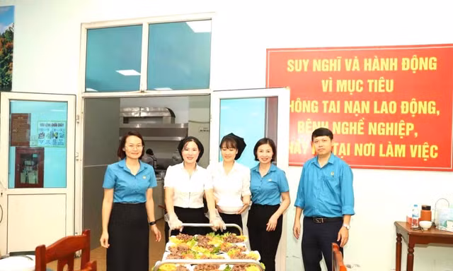Ấm áp “Bữa cơm Công đoàn” tại các đơn vị TKV