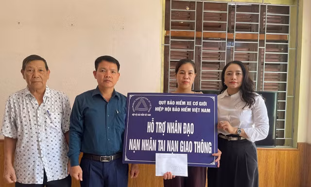 Một gia đình nạn nhân tai nạn giao thông ở Hà Nội nhận hỗ trợ 45 triệu đồng
