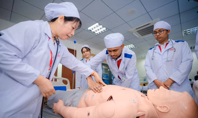 Đào tạo y khoa không thể chỉ trong giảng đường