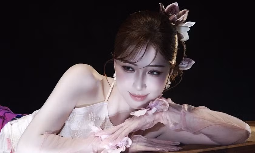 Ca sĩ Hoà Minzy (trái) và ca sĩ Cẩm Ly