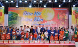 Tỉnh Đoàn Lạng Sơn và lãnh đạo xã Hữu Lũng tặng quà cho các em học sinh hoàn cảnh khó khăn. Ảnh: Duy Chiến 
