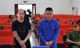 Hai bị cáo Khánh và Thành ra tòa lĩnh án. Ảnh: B.T