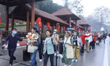 Ban tổ chức trao giải nhất cho các thí sinh xuất sắc tham gia cuộc thi “ Đại sứ Du lịch Biên giới Việt – Trung 2025”