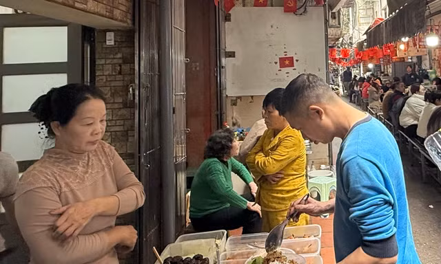 Bữa ăn quen thuộc bỗng đắt hơn: Câu chuyện phía sau giá cả