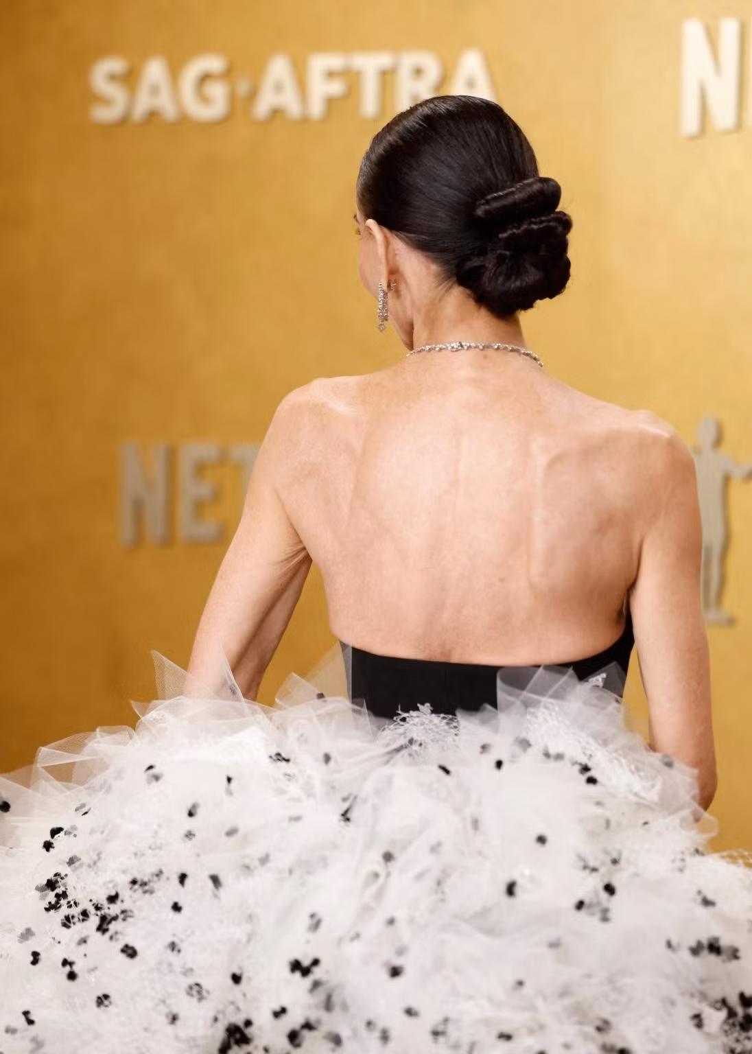 demi-moore-poses-red-carpet-122580211.jpg
