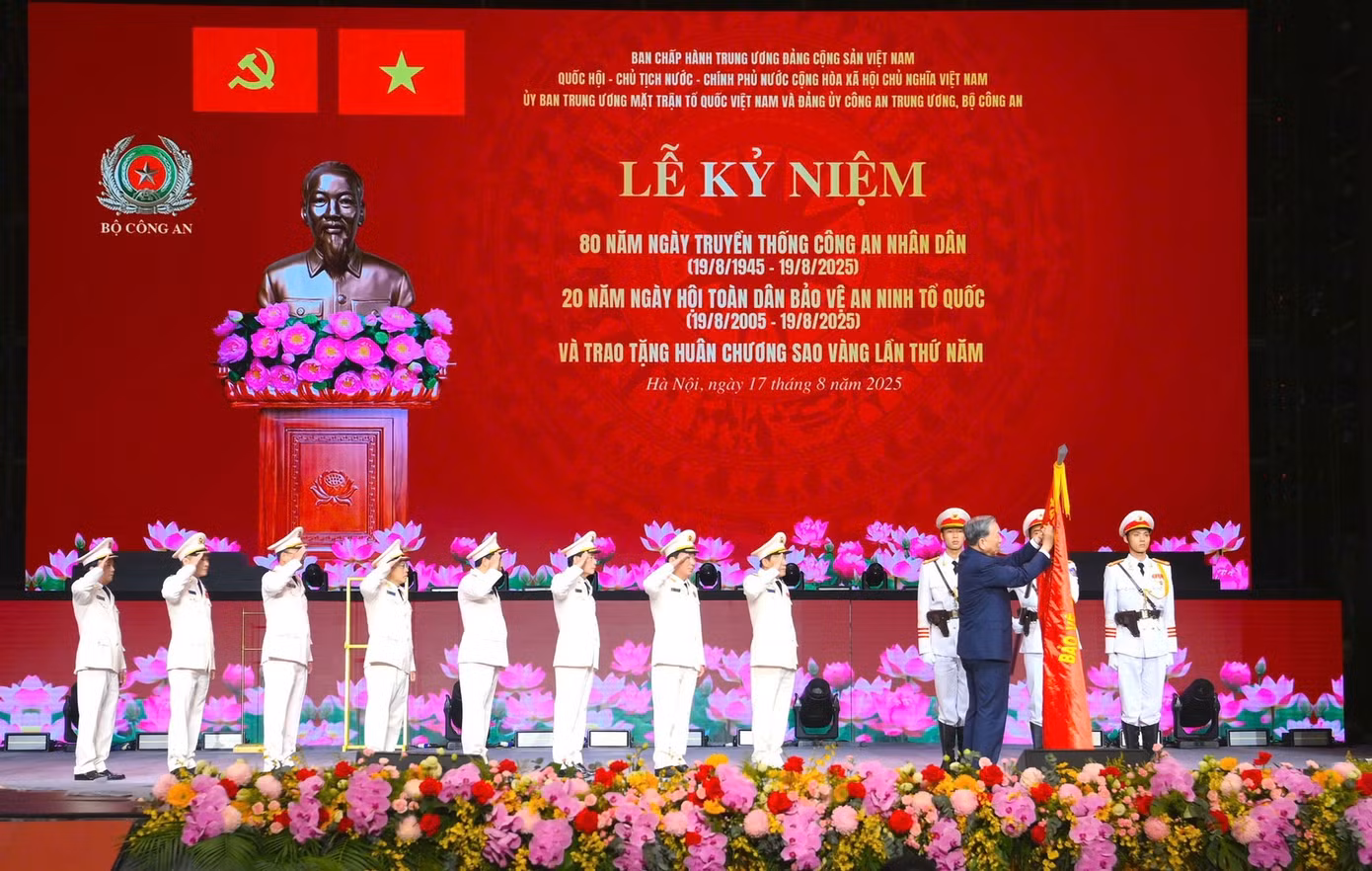 Tổng Bí thư Tô Lâm gắn và trao Bằng Huân chương Sao vàng lần thứ năm tặng lực lượng CAND tại Lễ kỷ niệm 80 năm Ngày truyền thống CAND, 20 năm Ngày hội toàn dân bảo vệ an ninh Tổ quốc.