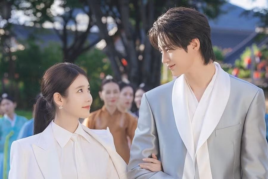 20260510023247-iu-byeon-woo-seok-2.jpg