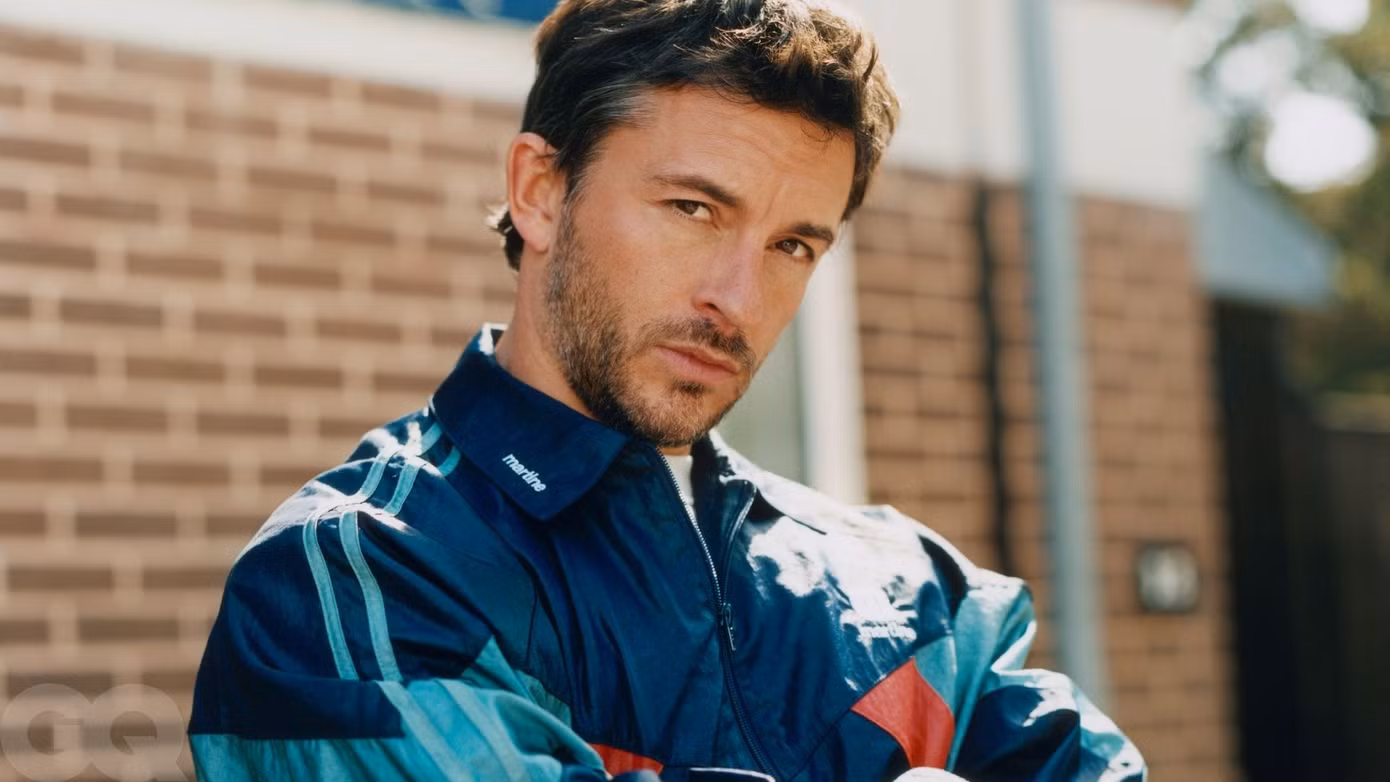 gq-summer-online-jonathan-bailey-4.jpg