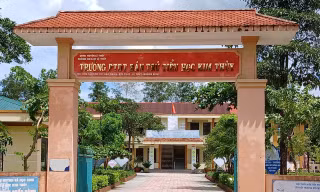 Sau vụ ngộ độc tập thể, học sinh đồng loạt nghỉ học ‘tẩy chay’ phó hiệu trưởng 