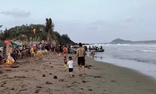 Tìm thấy 1 thi thể vụ 2 nam sinh bị sóng cuốn mất tích ở Thanh Hóa
