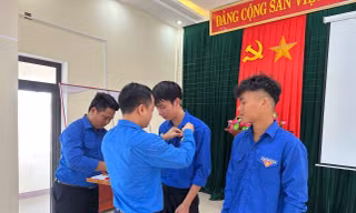 Trao Huy hiệu Tuổi trẻ dũng cảm cho đoàn viên, thanh niên cứu sống phụ nữ nhảy cầu tự vẫn 