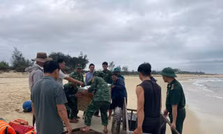 Tàu cá chìm do dông lốc, 2 ngư dân Quảng Trị bơi gần 1km vào bờ 