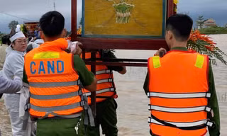 Công an Quảng Trị nghĩa tình cùng giúp dân an táng người thân giữa mùa lũ dữ
