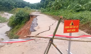 Đường vào bản Sa Ná ở Thanh Hóa sạt lở nghiêm trọng