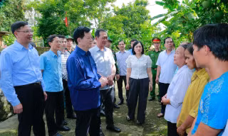 Phó Thủ tướng Chính phủ Mai Văn Chính thăm hỏi, động viên người dân vùng nguy cơ bị ảnh hưởng bởi thiên tai tại xã Cẩm Tú