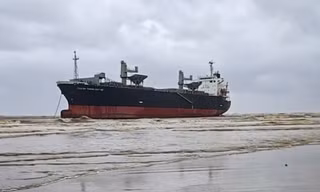 Một tàu lớn trôi dạt vào bờ biển Thanh Hóa, 19 người lên bờ an toàn