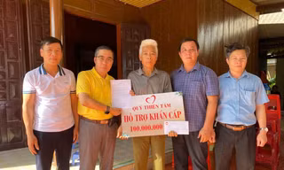  Vingroup trao 100 triệu đồng hỗ trợ nam sinh tử vong trong bão số 10 ở Quảng Trị 