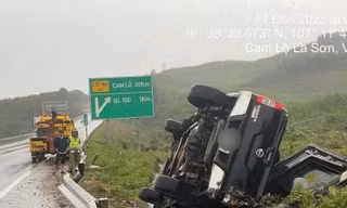 Trượt nước, xe bán tải văng ra khỏi cao tốc Cam Lộ - La Sơn, 1 người tử vong